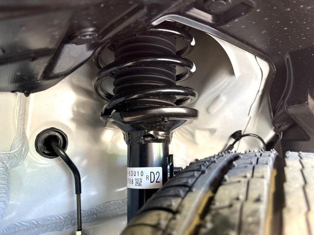 お車を安心してお乗りいただく為には、足回りの定期点検が欠かせません。サービスサポート（有償保証）では無料点検もご提供しており、安心のカーライフをお過ごしいただけるサポート体制が整っています。