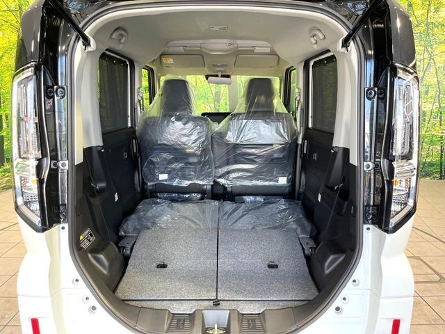 後席を格納すると、これだけの広さが！シーンに合わせたシートアレンジで、大きな荷物も積むことが出来ます♪