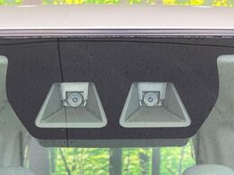 【スマートアシスト】走行中に前方の車両等を認識し、衝突しそうな時は警報とブレーキで衝突回避と被害軽減をアシスト。より安全にドライブをお楽しみいただけます。