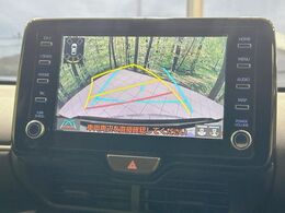 【バックカメラ】駐車時に後方がリアルタイム映像で確認できます。大型商業施設や立体駐車場での駐車時や、夜間のバック時に大活躍！運転スキルに関わらず、今や必須となった装備のひとつです！
