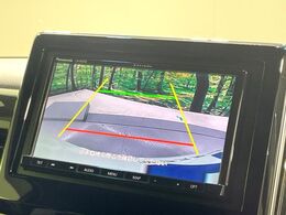 【バックカメラ】駐車時に後方がリアルタイム映像で確認できます。大型商業施設や立体駐車場での駐車時や、夜間のバック時に大活躍！運転スキルに関わらず、今や必須となった装備のひとつです！