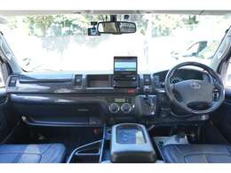 外装ですが、全体的にとてもキレイなお車になります。左のスライドドアと左リアクォーターに凹みがございます。ご成約後に簡易コーティングを施工してご納車致します。