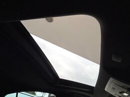 【サンルーフ】開放感たっぷりの希少装備、サンルーフが装着されています！車内に明かりを取り入れたり景色を楽しむ以外にも、車内の空気も簡単に換気できて快適です！