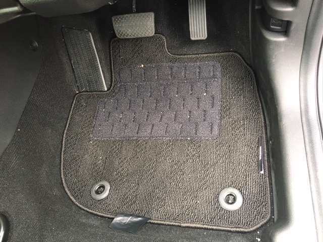 フロアマット装備です