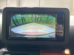 【バックカメラ】駐車時に後方がリアルタイム映像で確認できます。大型商業施設や立体駐車場での駐車時や、夜間のバック時に大活躍！運転スキルに関わらず、今や必須となった装備のひとつです！