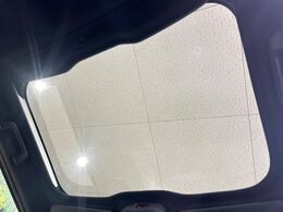 【ガラスルーフ】ガラスルーフ搭載で車内の解放感が一気にアップ！開放的なドライブをお楽しみいただけます。