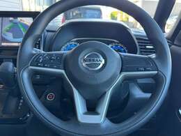 ステアリングスイッチ付き☆ハンドルから手を離さずにナビの音量調整などもでき便利です♪