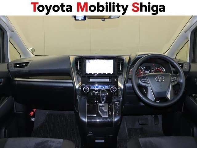 インテリアも細部にまでこだわりが詰め込まれています。快適なドライブが期待できる運転席です。