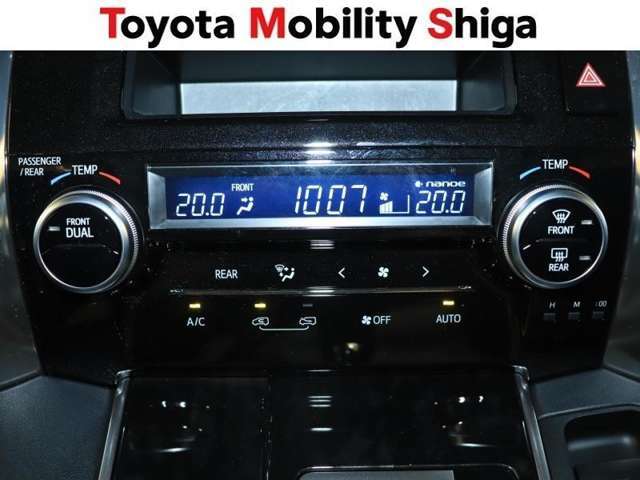 左右独立で温度調節ができるオートエアコンを装着しておりますのでドライブも快適に楽しめます！