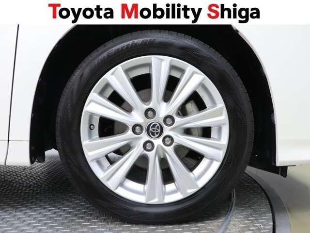 デザイン性にも優れた純正アルミホイールです。
