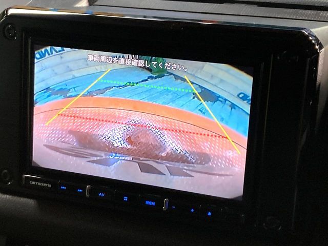 【バックカメラ】駐車時に後方がリアルタイム映像で確認できます。大型商業施設や立体駐車場での駐車時や、夜間のバック時に大活躍！運転スキルに関わらず、今や必須となった装備のひとつです！