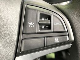 【アダプティブクルーズコントロール】高速道路での長距離走行が楽に！！自動で速度を保つクルーズコントロールが、衝突軽減システムと連携し、前方の車両を感知して車間を保つように速度調節してくれます！！