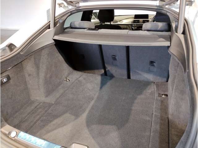 BMWではスペアタイヤが非搭載となるため、スペースは拡大されており、収納スペースとして利用可能。トランクの下にも収納スペースがあり、意外と役に立つスペースでございます。