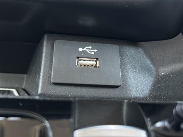 【USB】携帯電話などの充電が可能です。あると便利ですね！