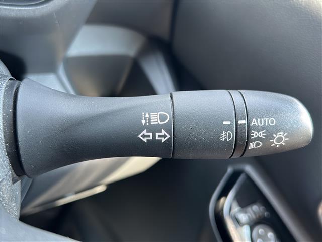 【オートライト（AUTO）】外の明るさをシステムが感知して、自動でヘッドライトが点灯します！ヘッドライトをつけ忘れを防ぐ便利機能です。