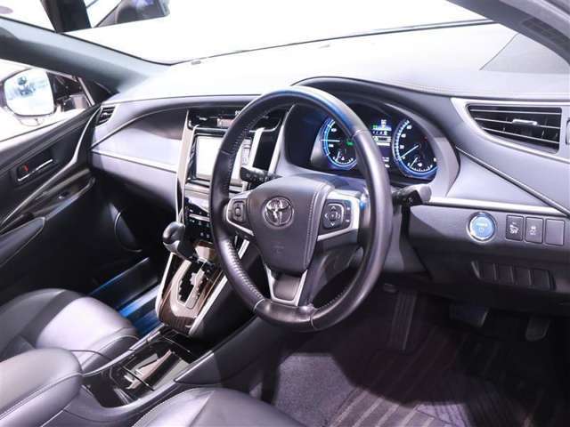 運転席周りは遊びにも通勤にも普段のお買い物にもピッタリ。日々のドライブに居心地のよいレイアウトです。