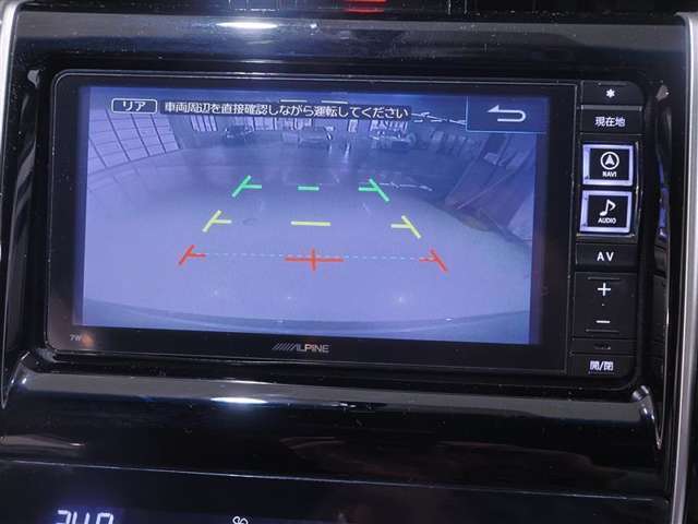 ■バックモニター付なので後退時に後方が見えるので安心。　車は構造上、死角がたくさんなので万が一を考えると必須ですね。　あくまで補助の為の装備、バックは目視で確認する事が重要ですよ。