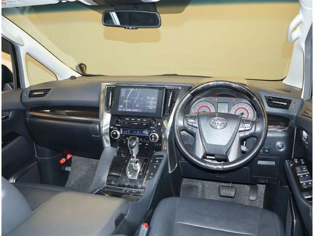 オシャレなインテリアで運転する気分も盛り上がりますよね＾＾