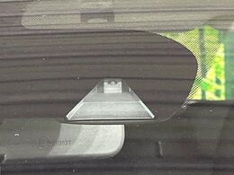 【エマージェンシーブレーキ】走行中に前方の車両等を認識し、衝突しそうな時は警報とブレーキで衝突回避と被害軽減をアシスト。より安全にドライブをお楽しみいただけます。