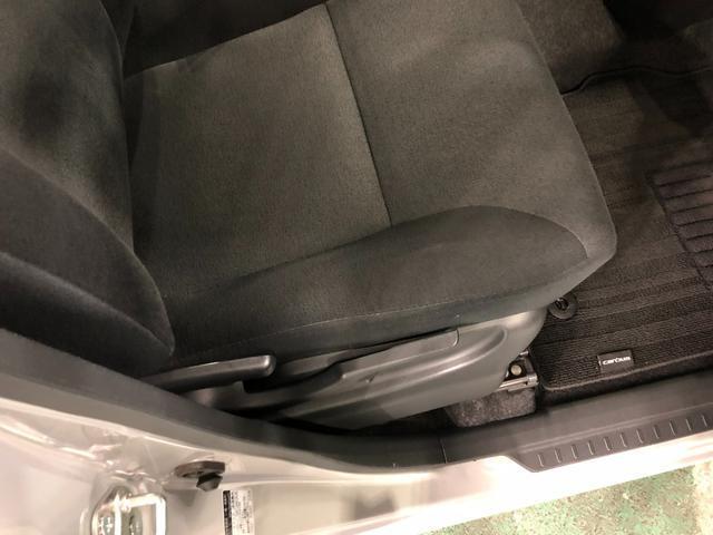 痛みの出やすい運転席シートの角、フロアマット、座面、ともに良好です