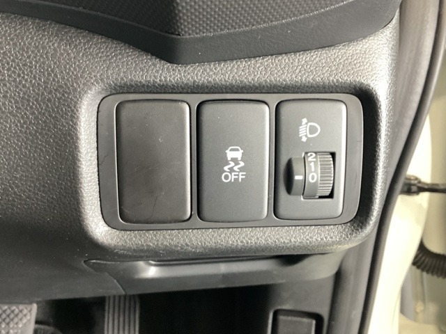 ハンドルの右側にはヘッドライトレベライザーとVSA（ABS＋TCS＋横滑り抑制）の解除スイッチがついています。ヘッドライトレベライザーは道路状況や積荷の加重に応じてライトの高さを調節できます。