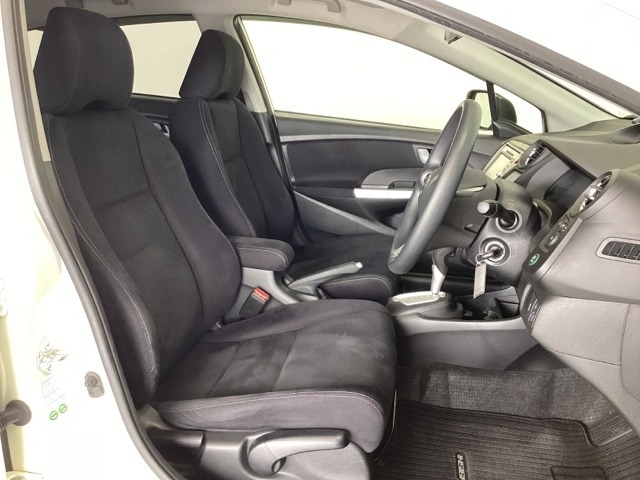 女性でも運転がしやすいように、シートの高さ調整機能（シートリフター）がついています。広い足元にゆったり座れるシートには肘掛も装備しており長距離の運転でも疲れにくいシートです。