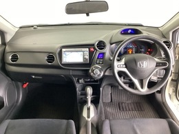 車内は光触媒抗菌消臭施工済です。インパネ周りはスタイリッシュなデザインです。グローブボックスやカップホルダーのほかにトレーなどたくさんの収納スペースが付いています。