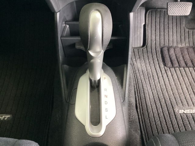 CVT車のセレクトレバーです。低速から高速まで、変速ショックのないスムーズな走りを実現するとともに、エンジン効率のよい領域を維持することで燃費にも貢献します。