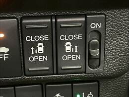 今やミニバンの定番装備となりつつある【両側電動スライドドア】運転席よりボタンひとつで開閉可能なスライドドアです。雨の日のお迎えなどに役立ちますね。