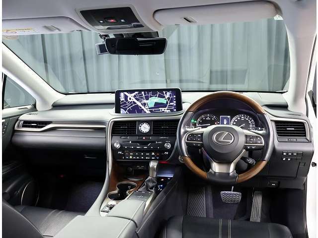 デザインもよく、居心地のよい運転席ですね。分かりやすいスイッチ類ですから操作もしやすく運転をサポートします。