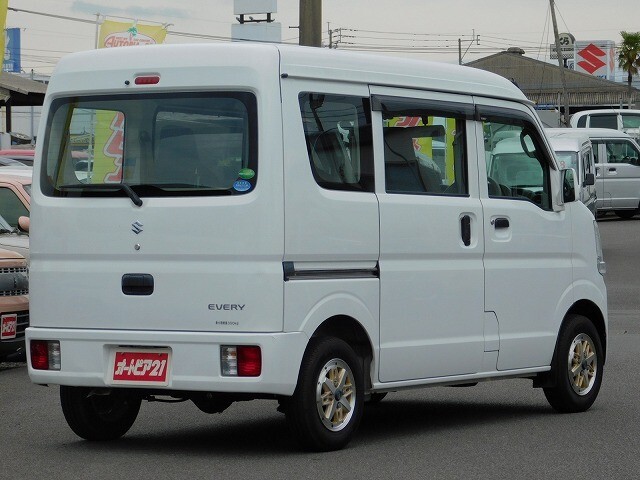 弊社は自動車（新車・中古車)の販売だけではなく、自社整備工場1カ所、鈑金工場2カ所を所有しております。
