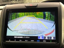 【バックカメラ】駐車時に後方がリアルタイム映像で確認できます。大型商業施設や立体駐車場での駐車時や、夜間のバック時に大活躍！運転スキルに関わらず、今や必須となった装備のひとつです！