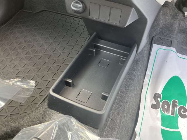 運転席はこちらです。プライベートな車内なのでリラックスできる空間を。
