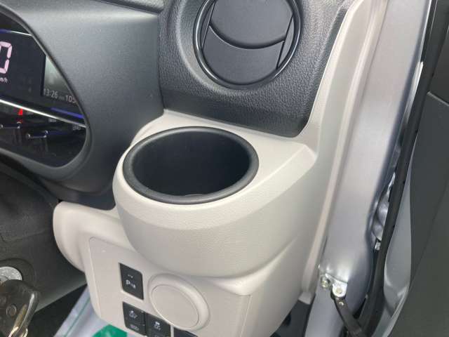 ドリンクホルダーが付いているので遠出の時もお手元すっきりです！