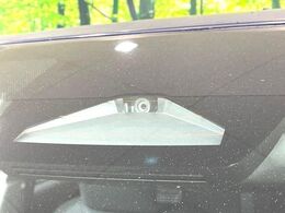 【トヨタセーフティセンス】走行中に前方の車両等を認識し、衝突しそうな時は警報とブレーキで衝突回避と被害軽減をアシスト。より安全にドライブをお楽しみいただけます。