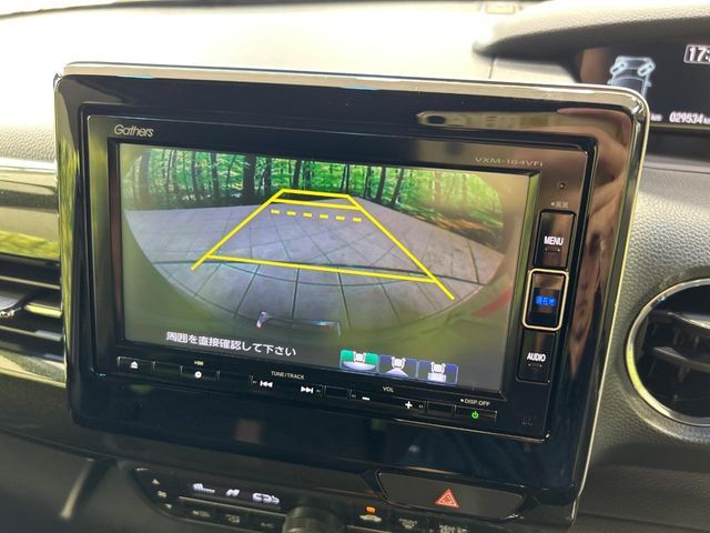 【バックカメラ】駐車時に後方がリアルタイム映像で確認できます。大型商業施設や立体駐車場での駐車時や、夜間のバック時に大活躍！運転スキルに関わらず、今や必須となった装備のひとつです！