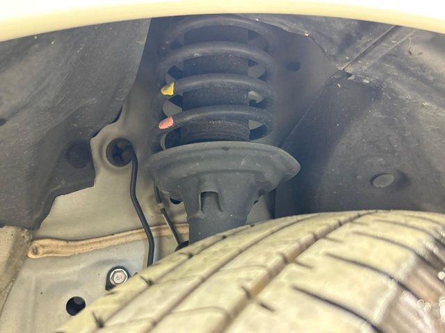 お車を安心してお乗りいただく為には、足回りの定期点検が欠かせません。サービスサポート（有償保証）では無料点検もご提供しており、安心のカーライフをお過ごしいただけるサポート体制が整っています。