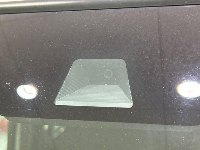 【ホンダセンシング】走行中に前方の車両等を認識し、衝突しそうな時は警報とブレーキで衝突回避と被害軽減をアシスト。より安全にドライブをお楽しみいただけます。