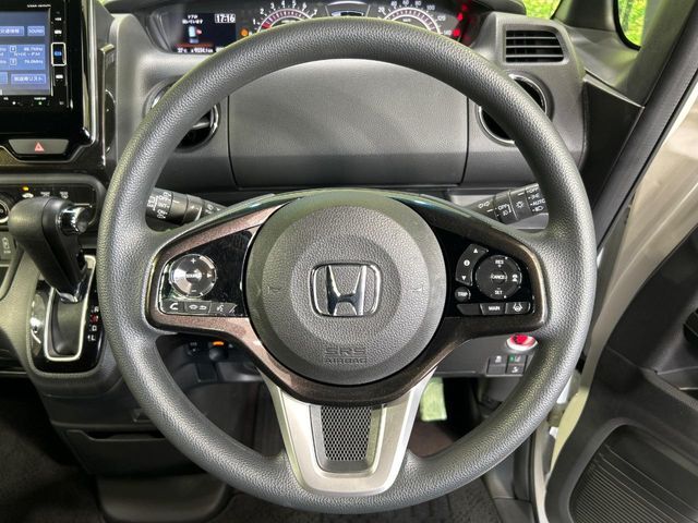 インテリアに合わせたデザインのステアリングは、運転される方のことも考え、運転しやすい形状、大きさです。是非一度、実際に触ってお確かめください。
