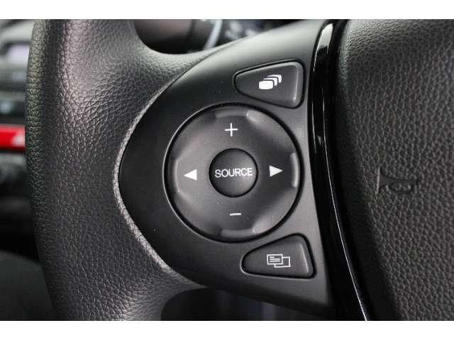 ハンドルにはオーディオの操作が出来るコントローラーが付いています、走行中も視線をそらす事無く手元で操作でき、安全性に繋がります。