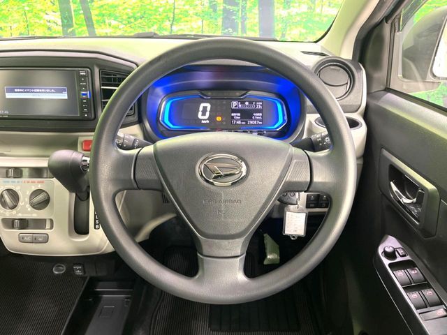 インテリアに合わせたデザインのステアリングは、運転される方のことも考え、運転しやすい形状、大きさです。是非一度、実際に触ってお確かめください。