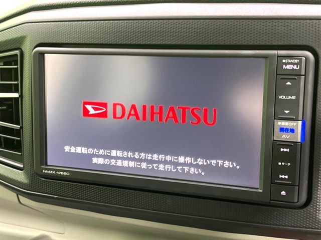 【純正ナビ】人気の純正ナビを装備しております。ナビの使いやすさはもちろん、オーディオ機能も充実！キャンプや旅行はもちろん、通勤や買い物など普段のドライブも楽しくなるはず♪
