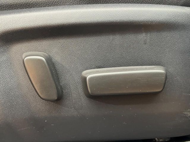 【パワーシート】スイッチ一つで簡単にシートの微調整が可能！電動だから力もいりません！快適なシートポジションにセットして、快適なドライブをお楽しみください。