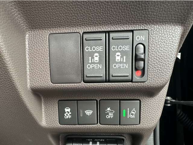 【両側電動スライドドア】リモコンや運転席のスイッチ操作のほか、ドアハンドルを少し引くだけでリアドアが自動開閉します♪