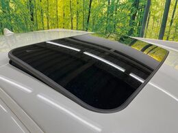 【ムーンルーフ】開放感たっぷりの希少装備、サンルーフが装着されています！車内に明かりを取り入れたり景色を楽しむ以外にも、車内の空気も簡単に換気できて快適です！