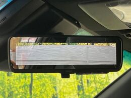 【デジタルインナーミラー】後席の大きな荷物や同乗者で後方が確認しづらい時でも安心！カメラが撮影した車両後方の映像をルームミラー内に表示。クリアな視界で状況の確認が可能です！