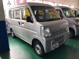 室内展示場を完備しておりますので、天候の悪い日でもゆっくりと車両をご覧下さい。