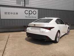 【G-link lite（有償）】万一のトラブルに対応する充実のセキュリティシステムや、音声対話による目的地設定・情報検索を備えた、先進のテレマティクスサービスが任意で利用可能です。