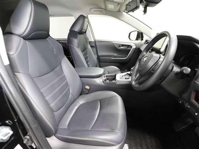 ゆったり室内で運転もしやすいです♪使い勝手の良い配置も考えられています！！