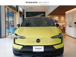 ボルボ史上最もコンパクトな電気自動車でありハイパフォーマンスなSUVとなるEX30。EVパワートレーンは、電池容量69kWh、EV走行距離560kmと余裕ある航続距離を実現。